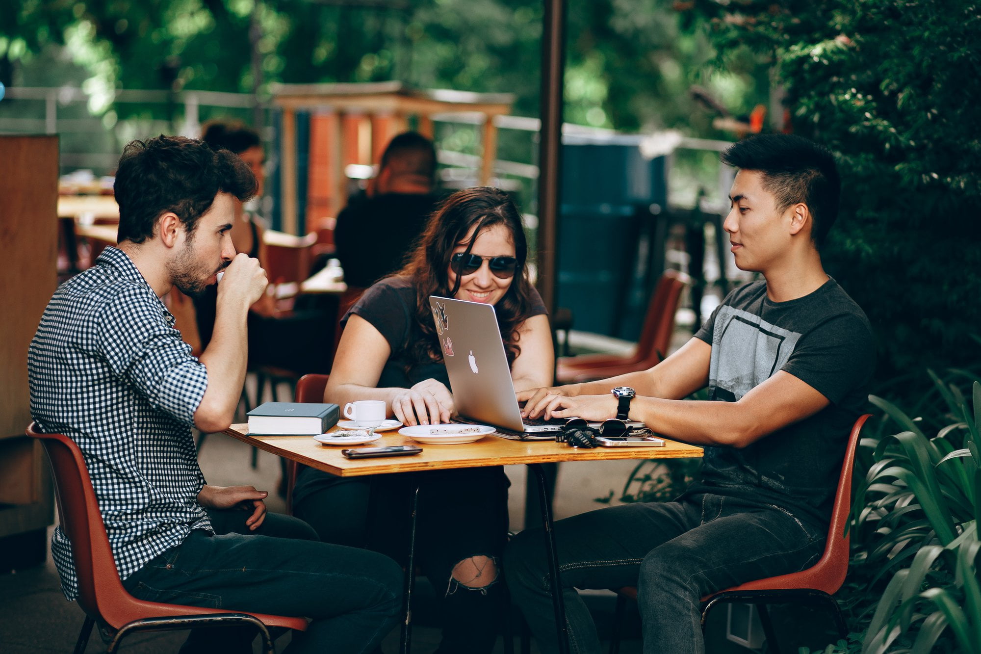 Qu'est-ce qui Rend les "Millenials" Dignes de Travailler dans le Secteur de l'Immobilier à Dubaï? 3 - Dubai Immobilier adolescent adult blur 933964 d129626bc26644b28c226f3cec38cadb 2000 - Immobilier Dubai