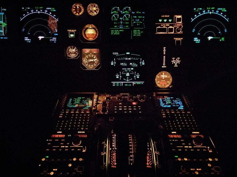 airplane aviation cockpit 726233 43d9e049ff69857953548cf6770f9 - Immobilier Dubai