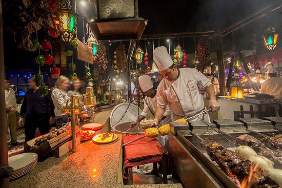 10 Restaurants Uniques à Dubaï: Les Meilleurs Au Monde 3 - Dubai Immobilier live outdoor cooking 4a - Immobilier Dubai