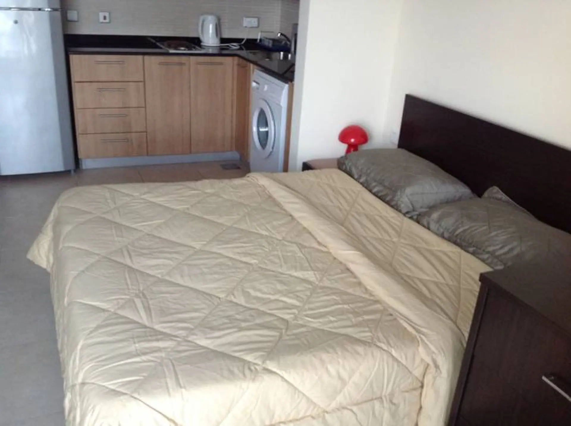 bed-1590747481527 Très beau studio entièrement meublé à louer à la Marina – Appartement Dubai (4/5)