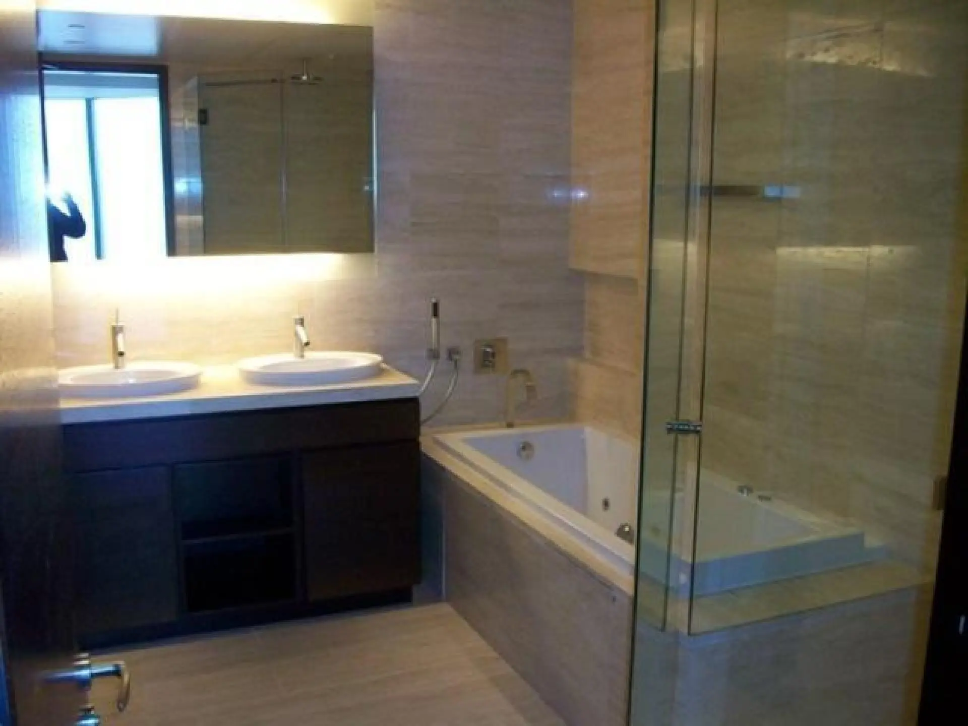 bkl5-1590743605191 2 CH à Burj Khalifa Pleine vue sur la Fontaine – Appartement Dubai (6/7)
