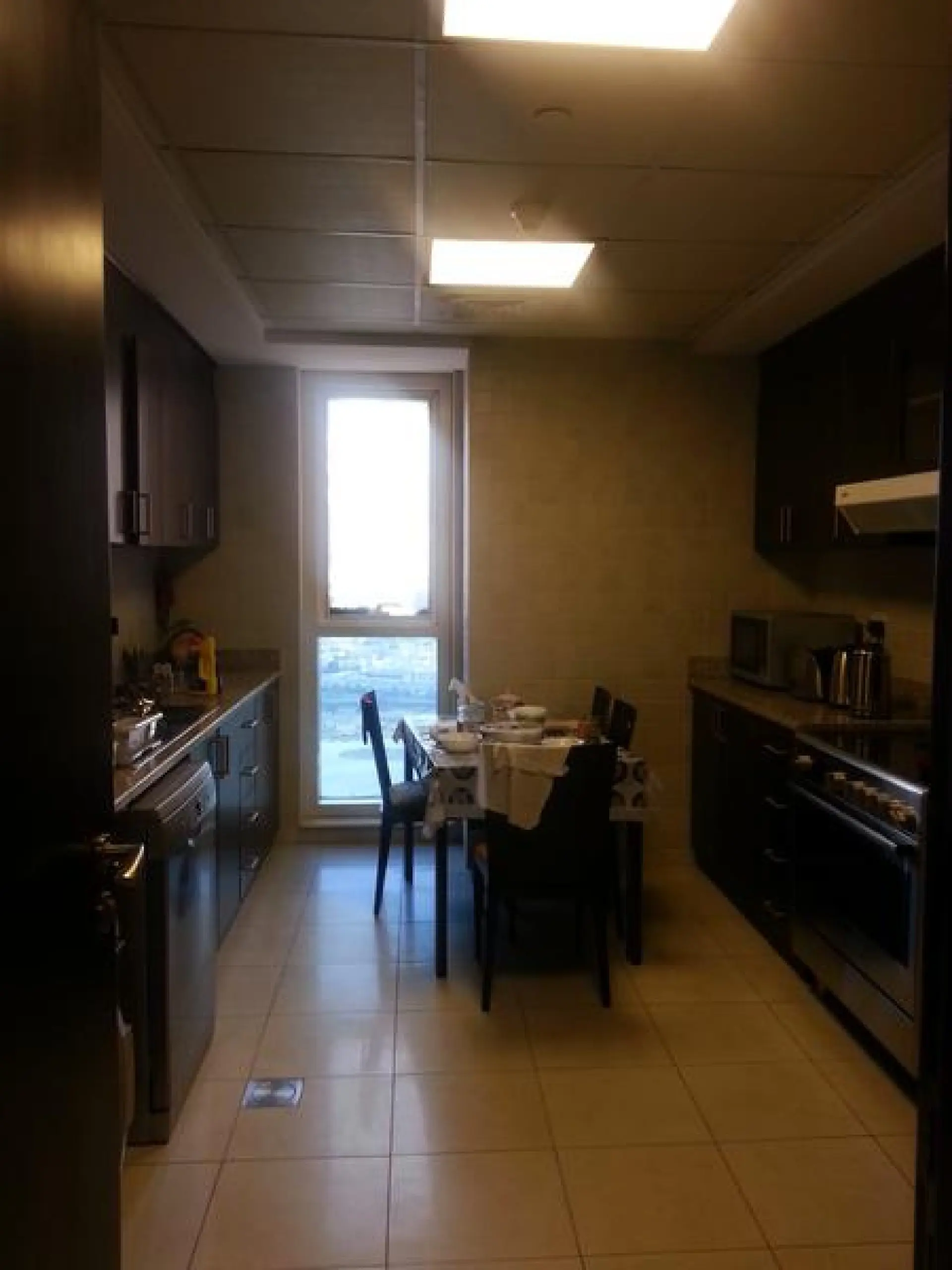 Entièrement meublé 2 CH + CH de bonne à Churchill Tower Entièrement meublé 2 CH + CH de bonne à Churchill Tower – Appartement Dubai (1/10)