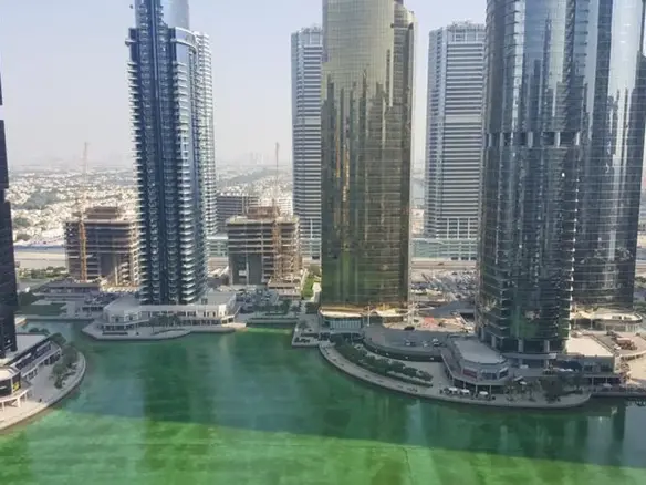 Vue surprenant! A côté de la station métro, 2 CH entièrement meublées, large balcon, vue sur le lac – Appartement Dubai (1/10