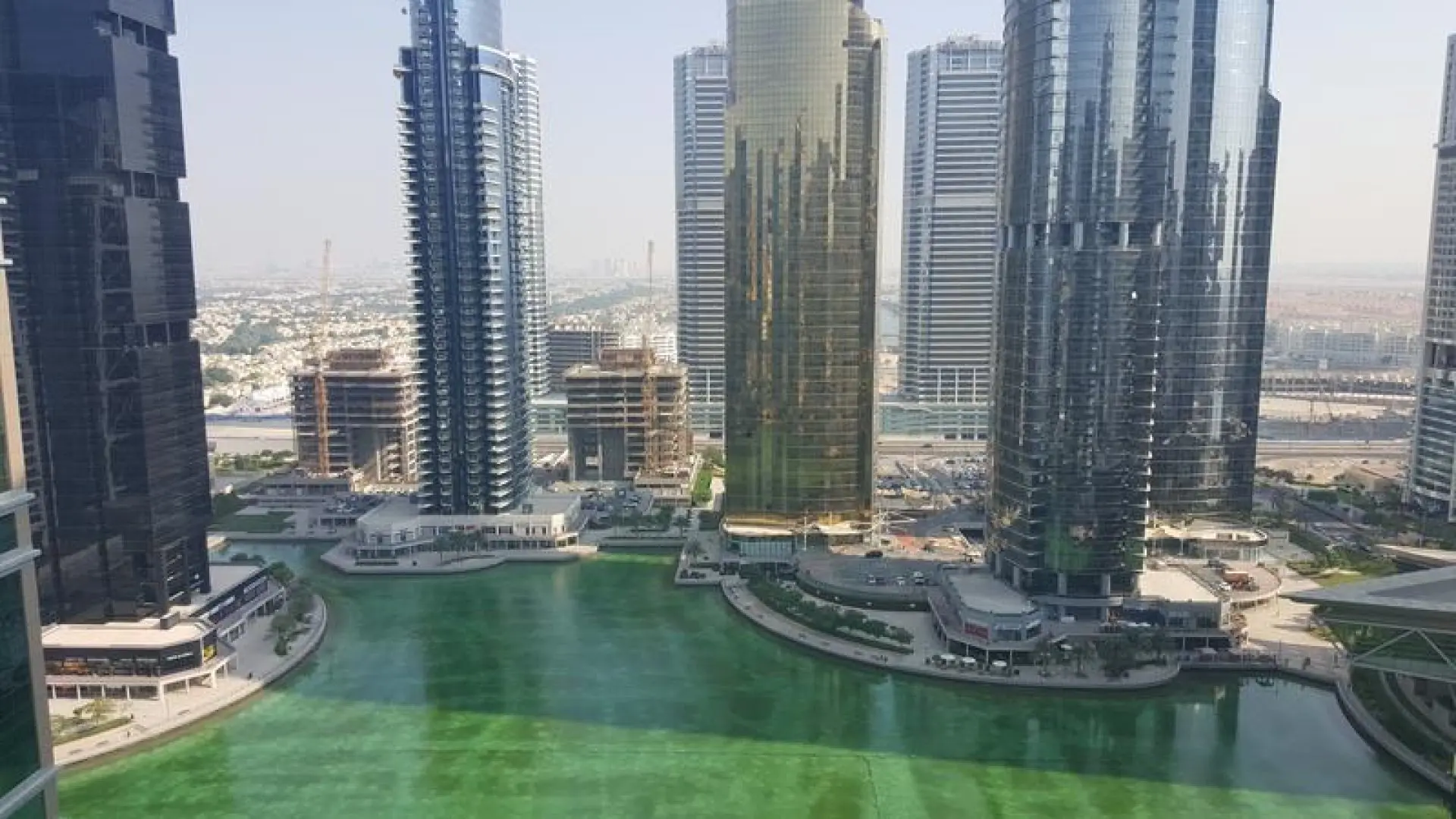 Vue surprenant! A côté de la station métro, 2 CH entièrement meublées, large balcon, vue sur le lac Vue surprenant! A côté de la station métro, 2 CH entièrement meublées, large balcon, vue sur le lac – Appartement Dubai (1/10