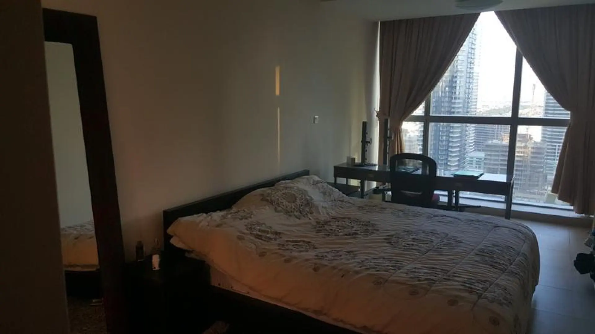 glolv2-1590742268109 Vue surprenant! A côté de la station métro, 2 CH entièrement meublées, large balcon, vue sur le lac – Appartement Dubai (3/10