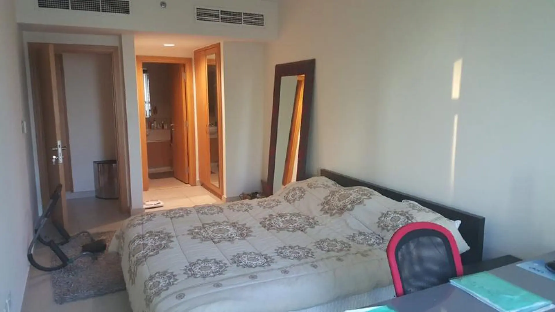glolv4-1590742271109 Vue surprenant! A côté de la station métro, 2 CH entièrement meublées, large balcon, vue sur le lac – Appartement Dubai (5/10