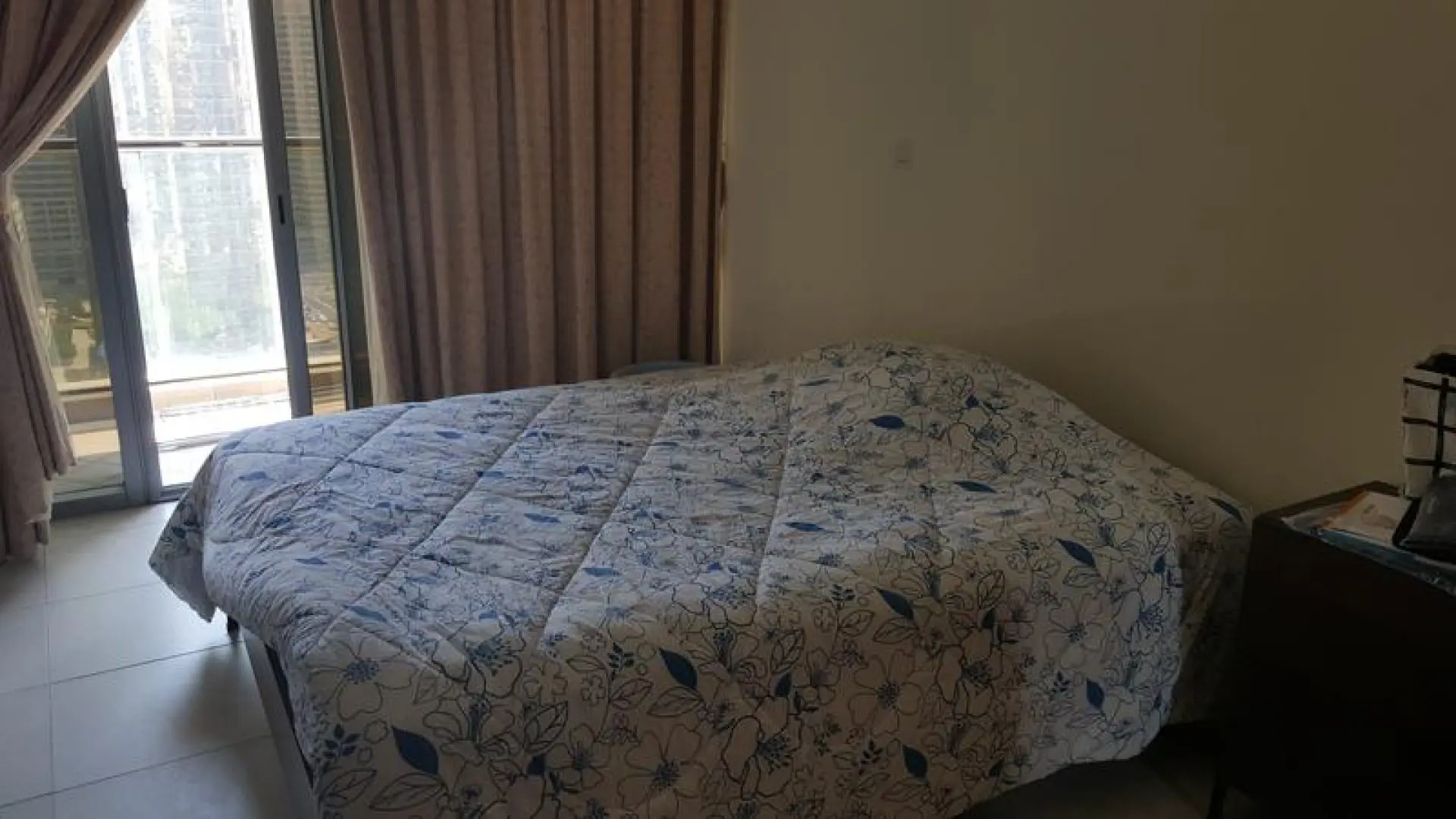 glolv7-1590742275109 Vue surprenant! A côté de la station métro, 2 CH entièrement meublées, large balcon, vue sur le lac – Appartement Dubai (8/10
