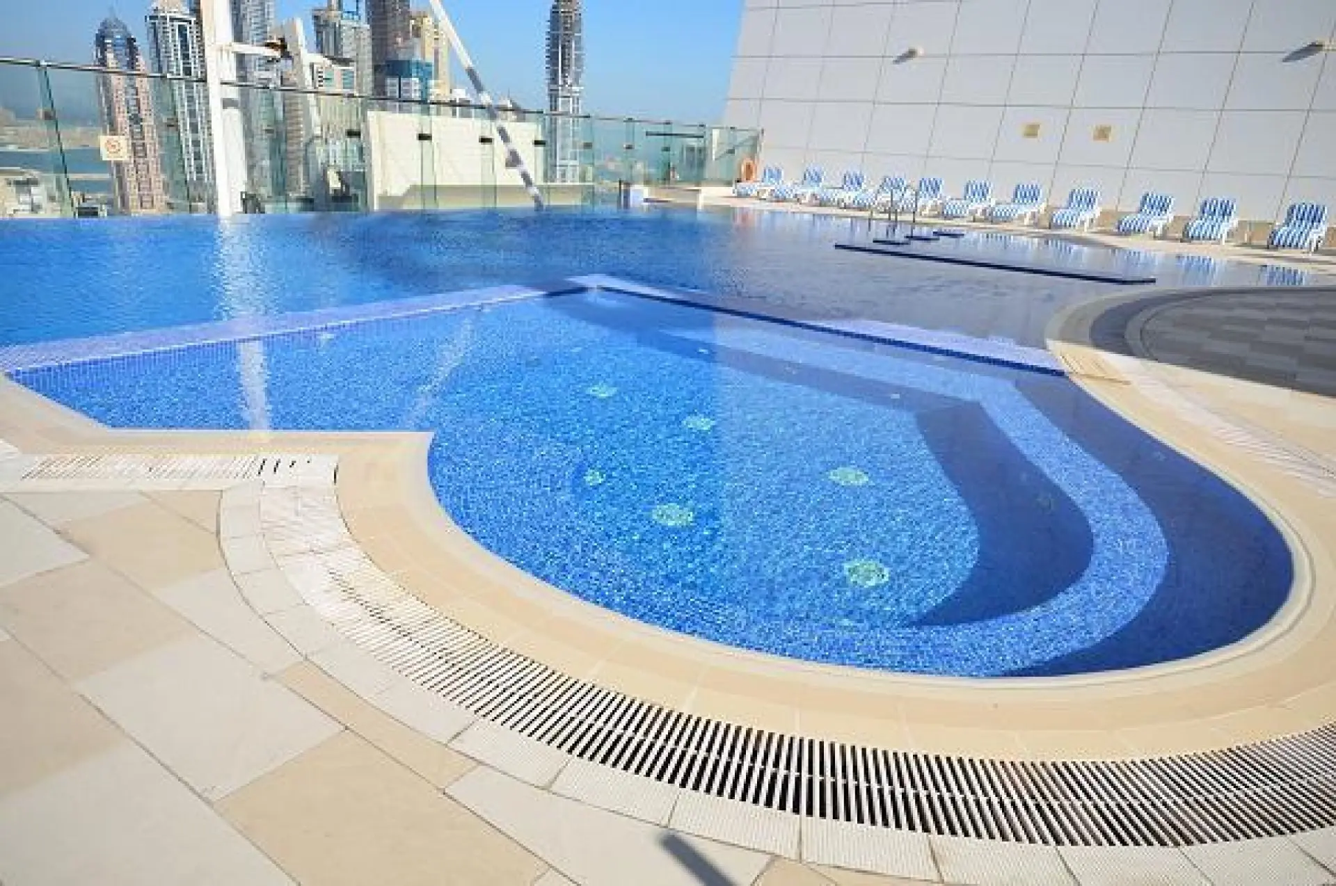 Joli 2 chambres + chambre de bonne, entièrement meublé à JLT – Appartement Dubai (1/7)