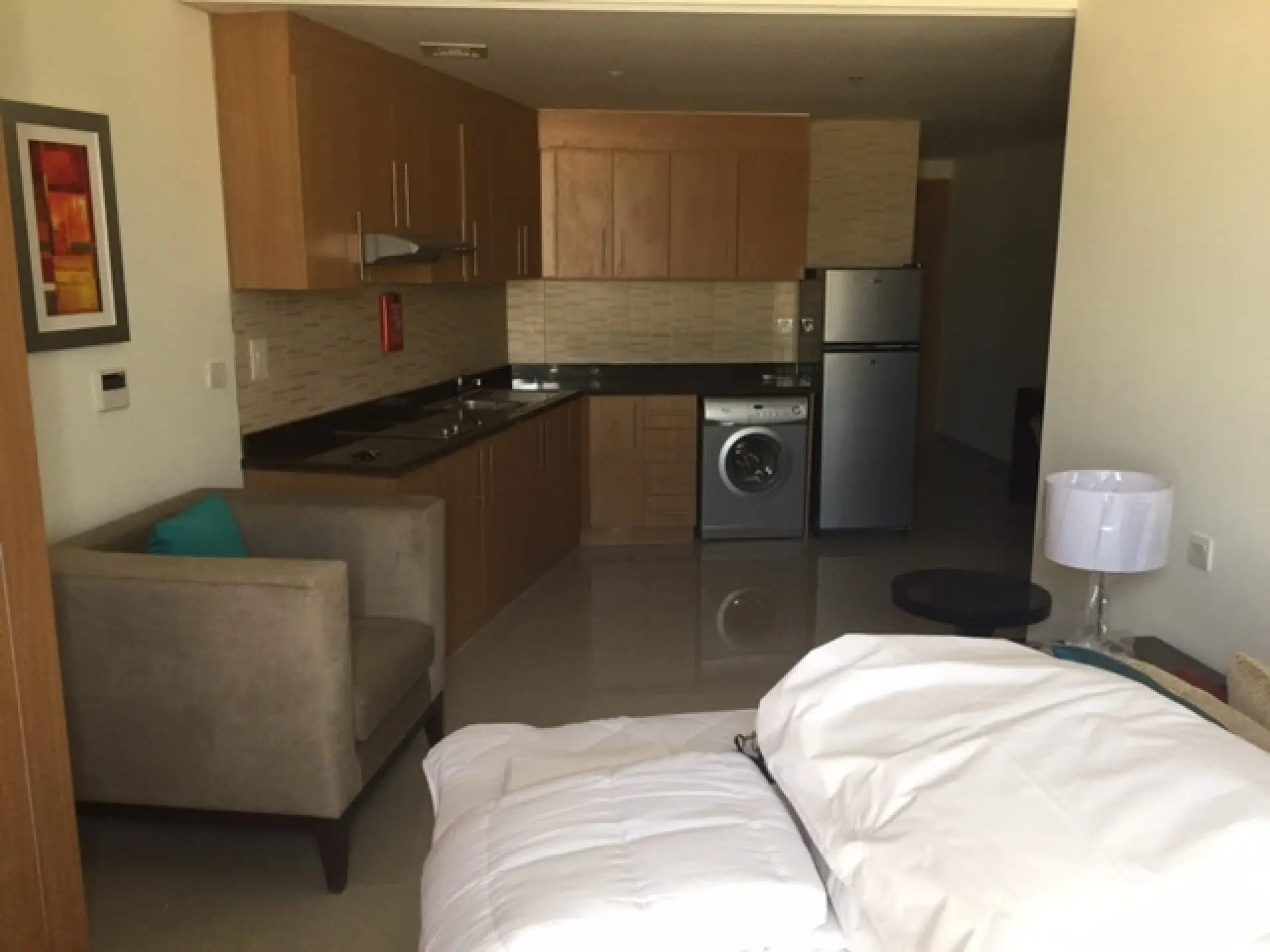living-1590746990517 Joli studio neuf, bien agencé et entièrement meublé près du Mall of Emirates – Appartement Dubai (4/10)