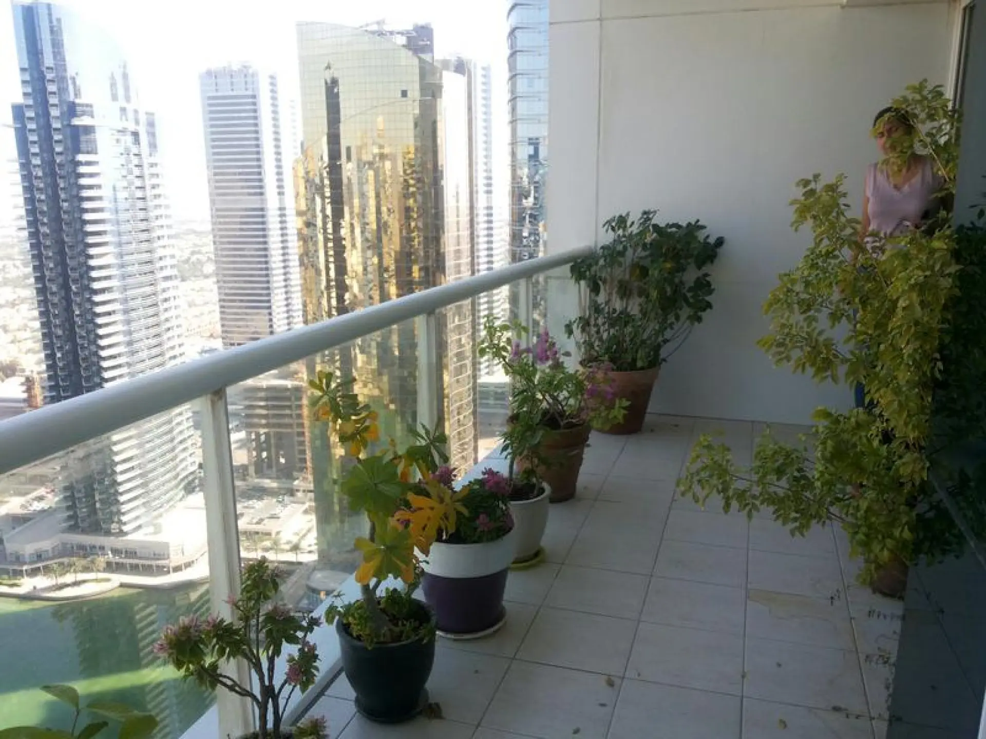 Une belle chambre à JLT avec vue sur le lac – Appartement Dubai (4/7)