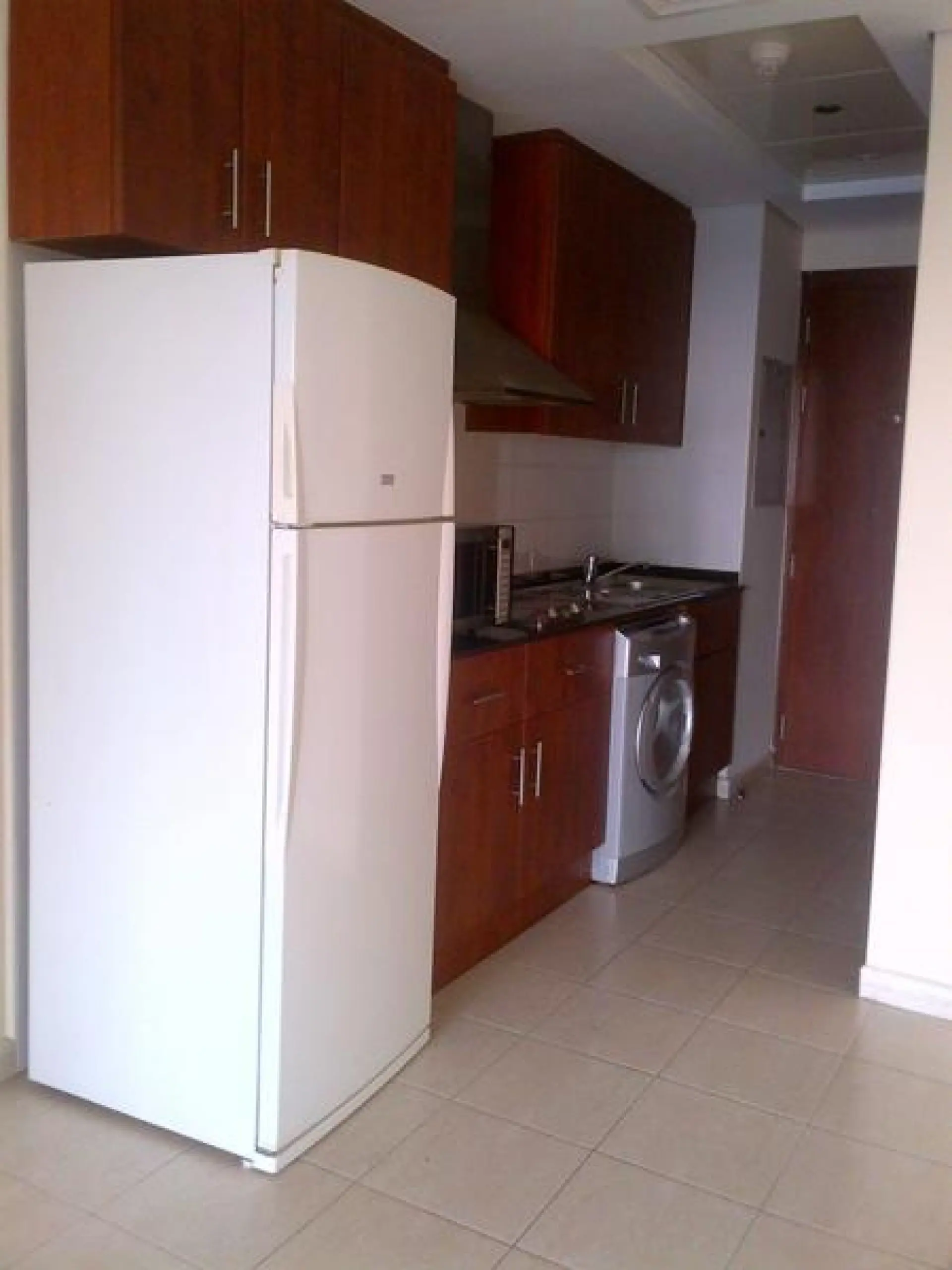 lv1-1590745283501 Studio non meublé à louer avec balcon près du Metro Station JLT – Appartement Dubai (2/6)