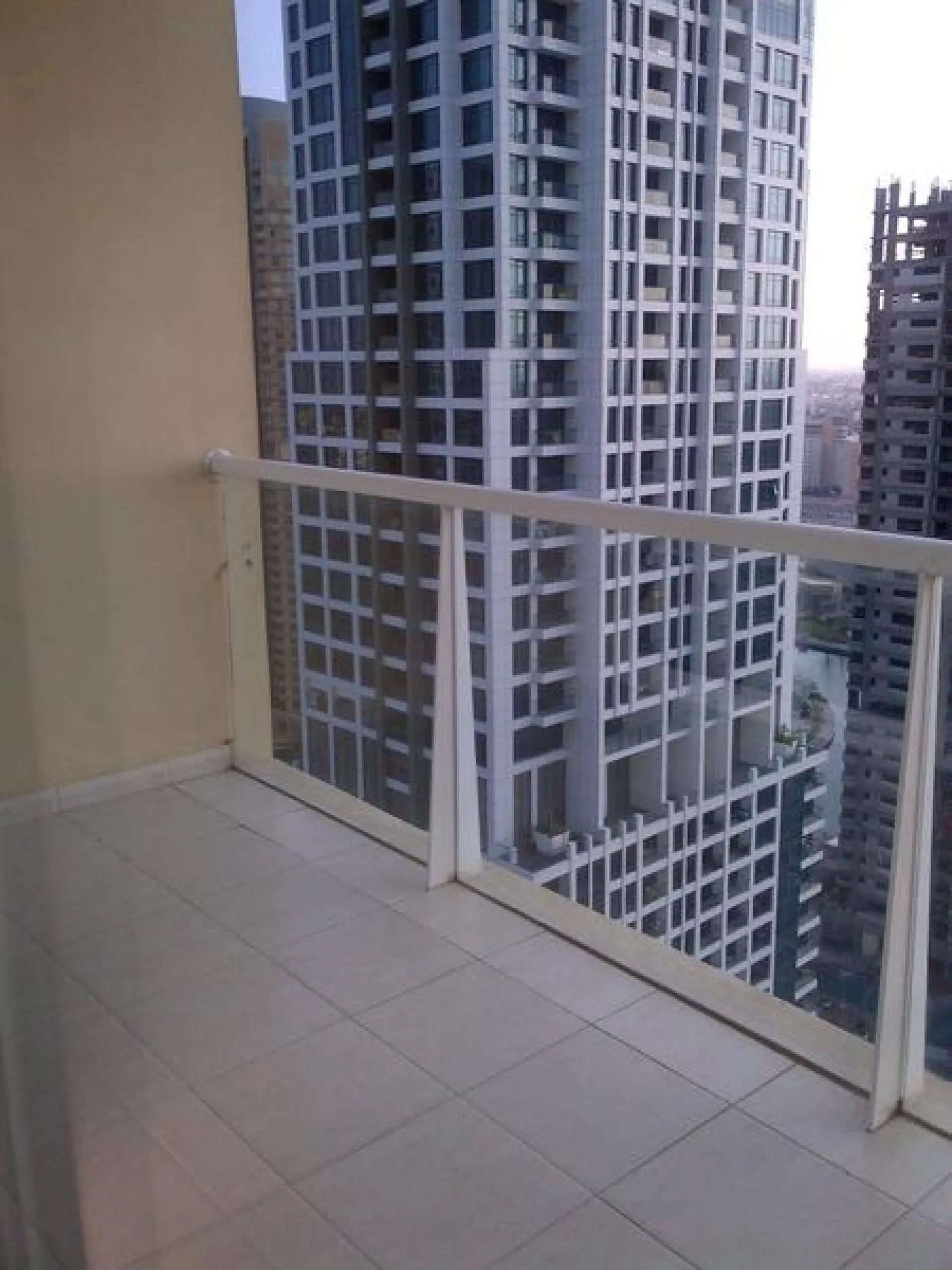 lv4-1590745287501 Studio non meublé à louer avec balcon près du Metro Station JLT – Appartement Dubai (5/6)