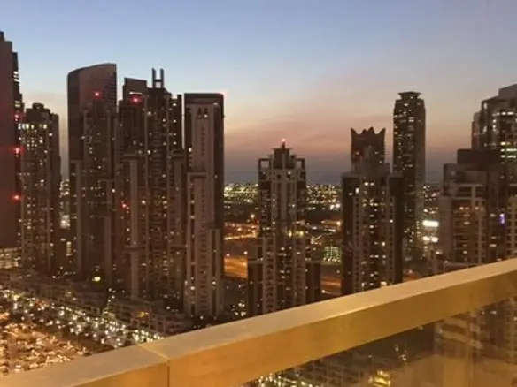 Grand studio étage élevé avec balcon et vue magnifique – Appartement Dubai (1/8)
