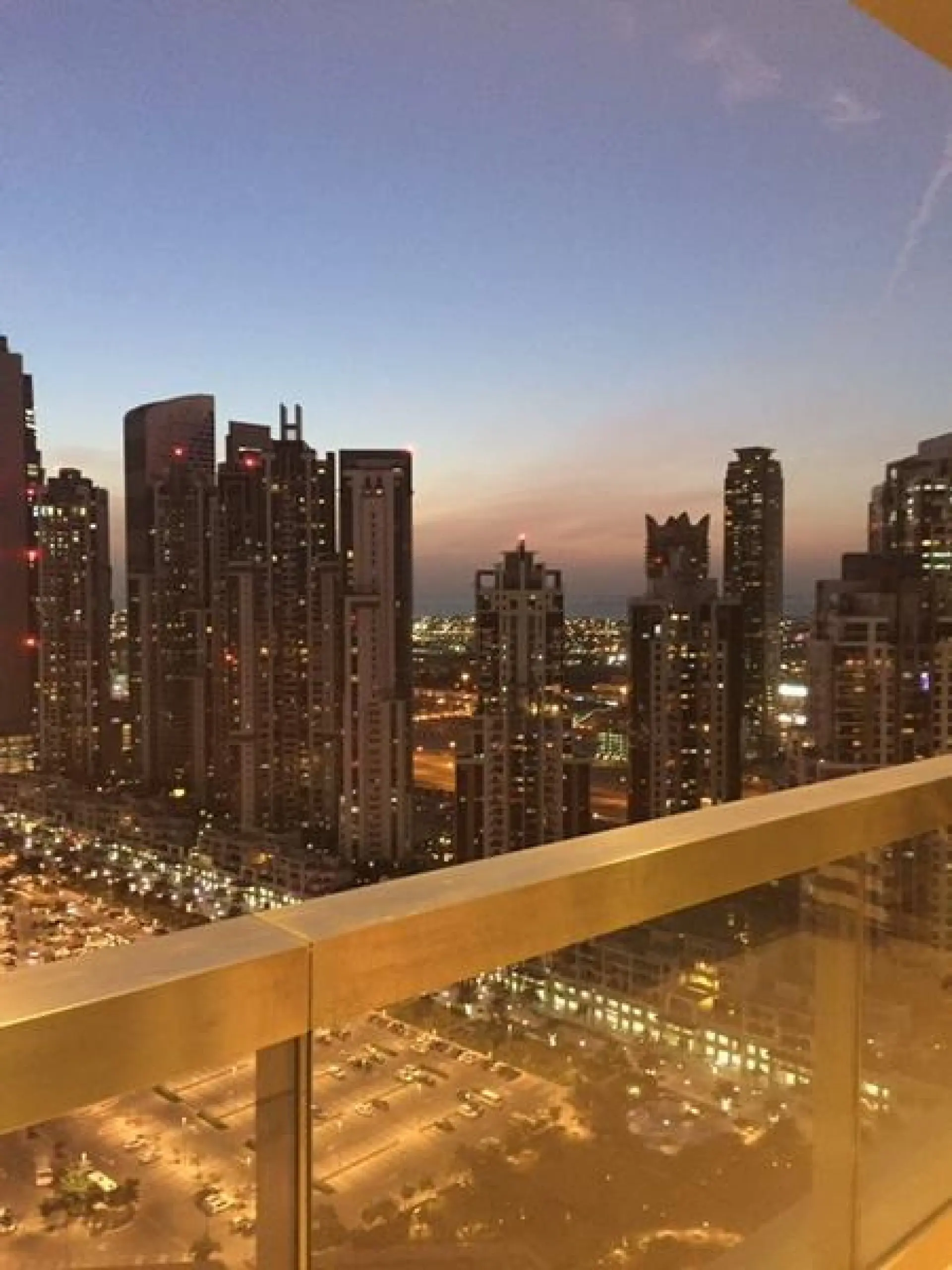 Grand studio étage élevé avec balcon et vue magnifique – Appartement Dubai (1/8)
