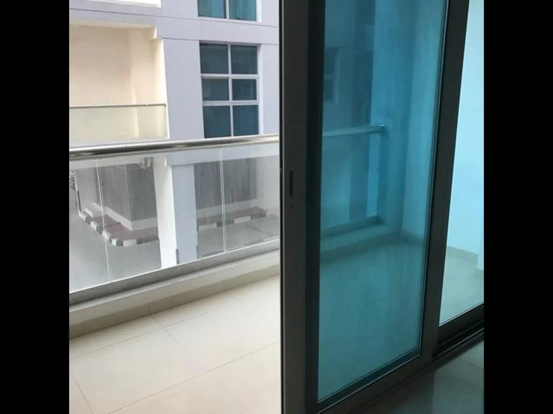 Grand studio avec cuisine équipée – Appartement Dubai (2/5)