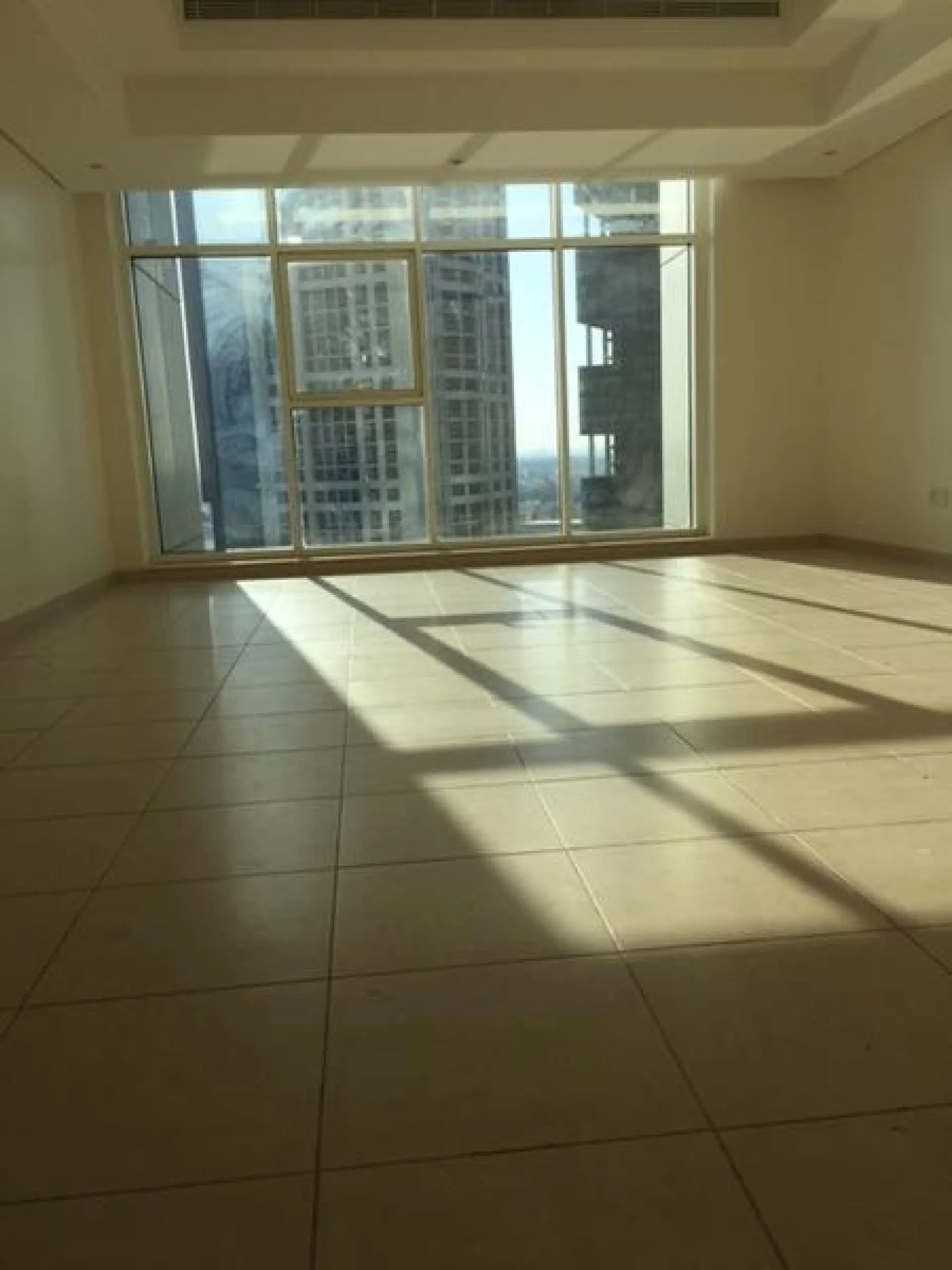 main1-1590742525119 Grand appartement de 2 chambres avec pleine vue sur le lac – Appartement Dubai (2/8)