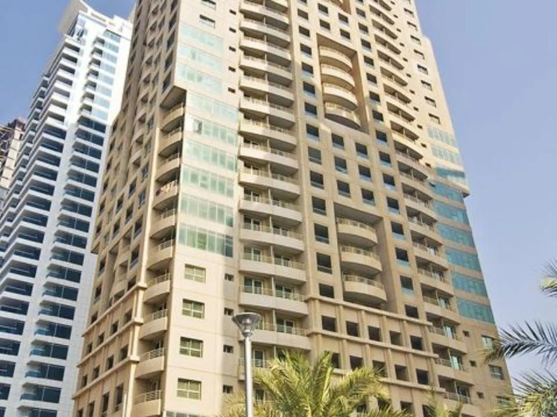 Le moins cher dans le marché, meublée 2CH + salle de stockage à louer à Marina – Appartement Dubai (1/9)
