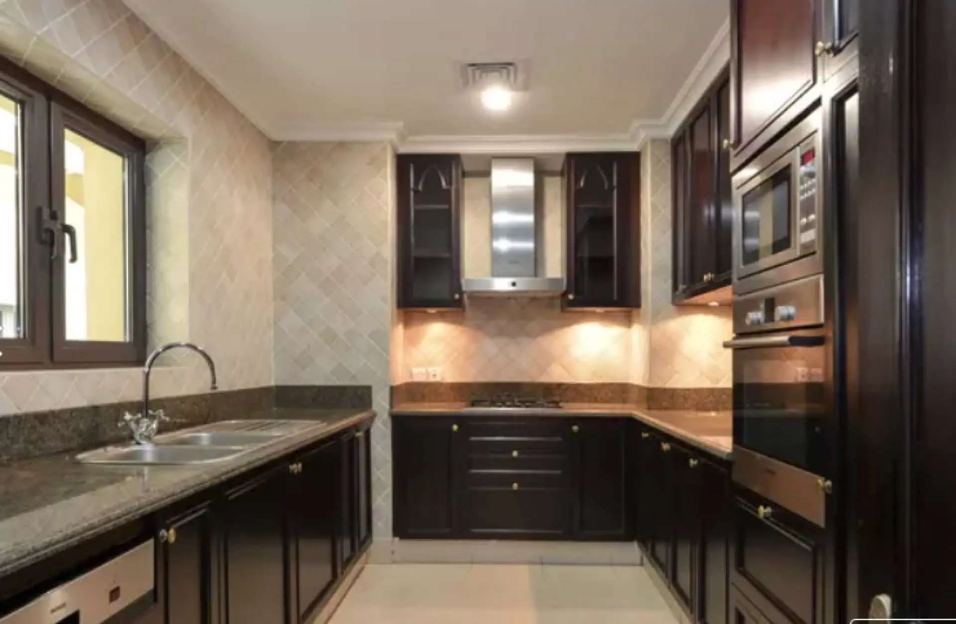 Magnifique 4 pièces avec raie de jardin vue piscine Magnifique 4 pièces avec raie de jardin vue piscine – Appartement Dubai (1/6)