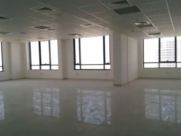 Spacieux bureaux adaptés à louer sur Dubai – Commerce Dubai (1/2)