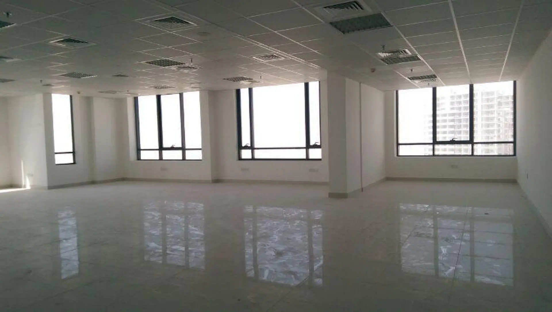 Spacieux bureaux adaptés à louer sur Dubai – Commerce Dubai (1/2)