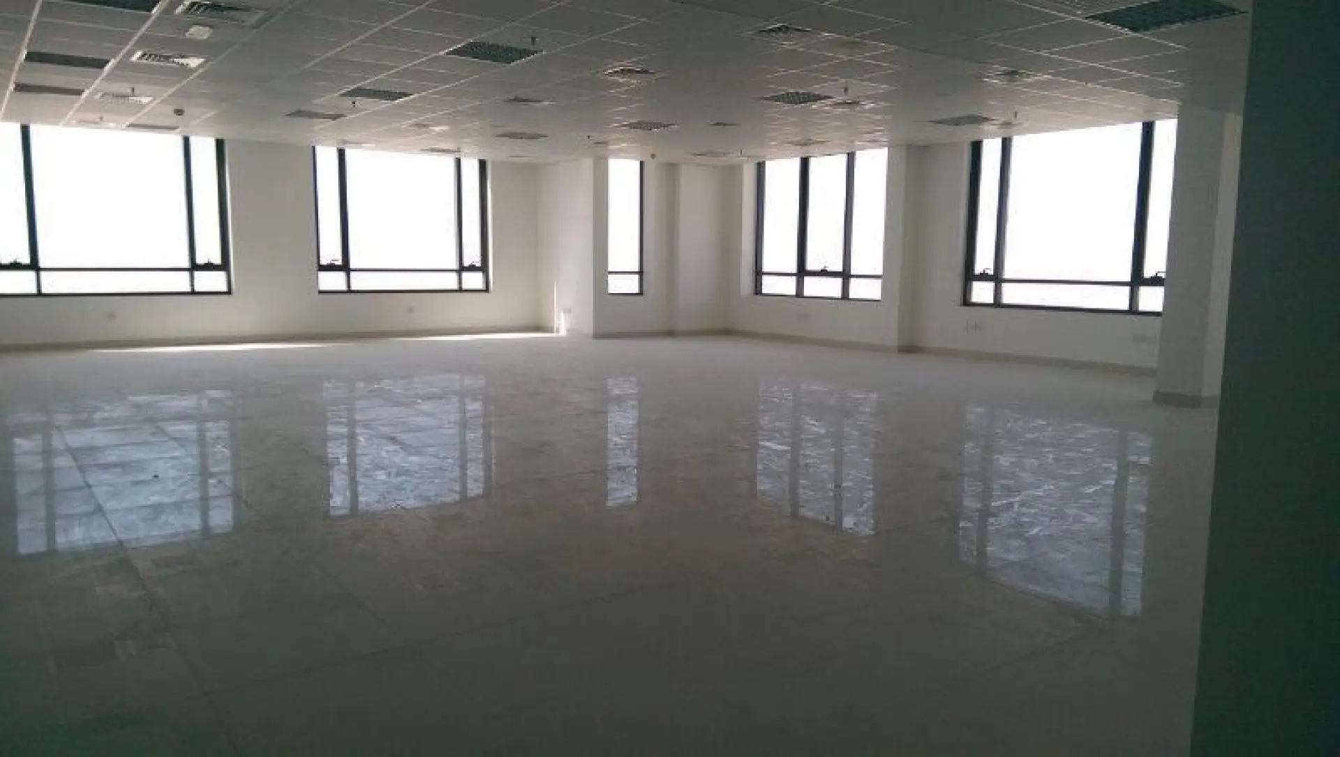 Spacieux bureaux adaptés à louer sur Dubai – Commerce Dubai (2/2)