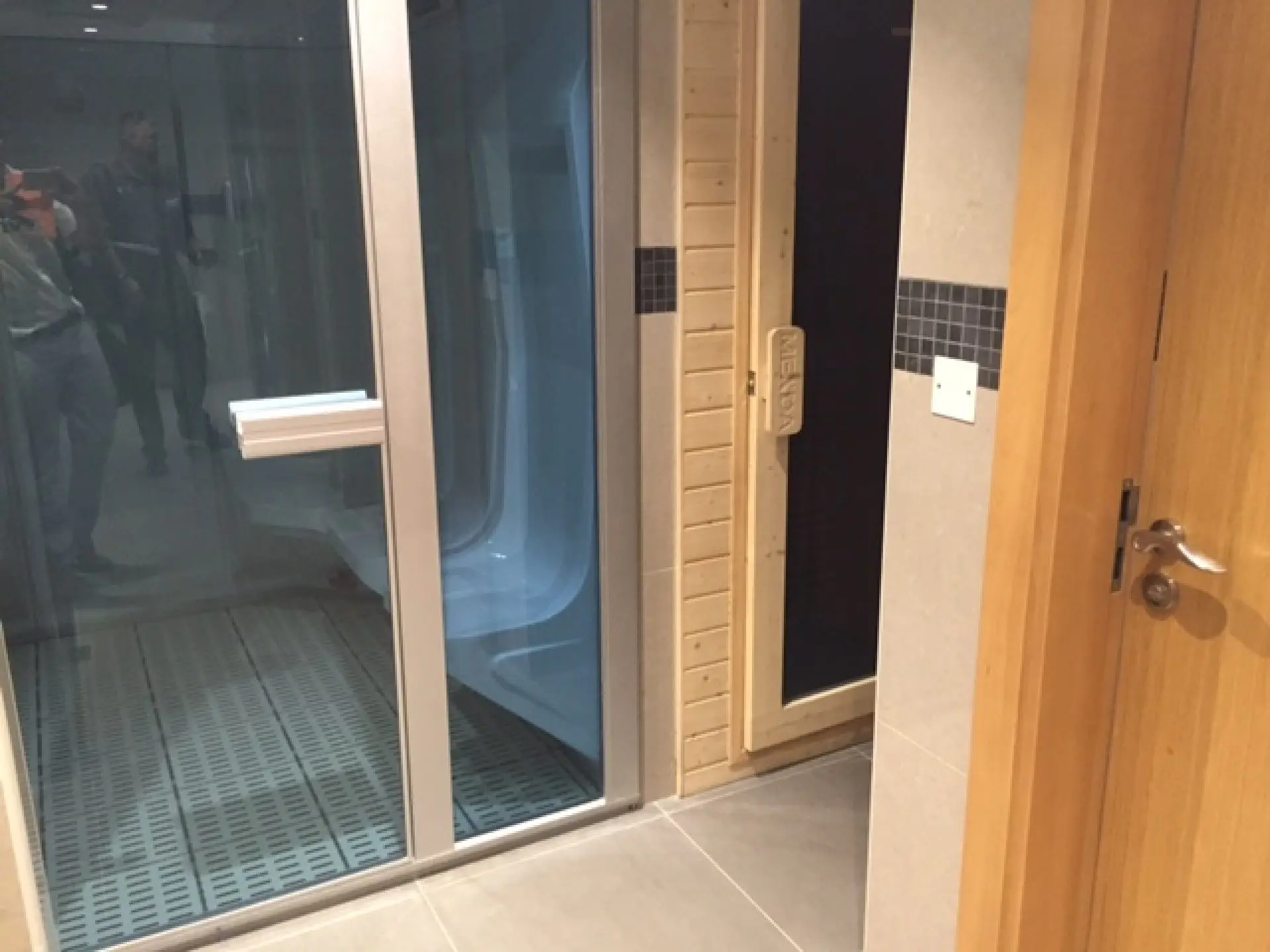 sauna-1590746997517 Joli studio neuf, bien agencé et entièrement meublé près du Mall of Emirates – Appartement Dubai (9/10)