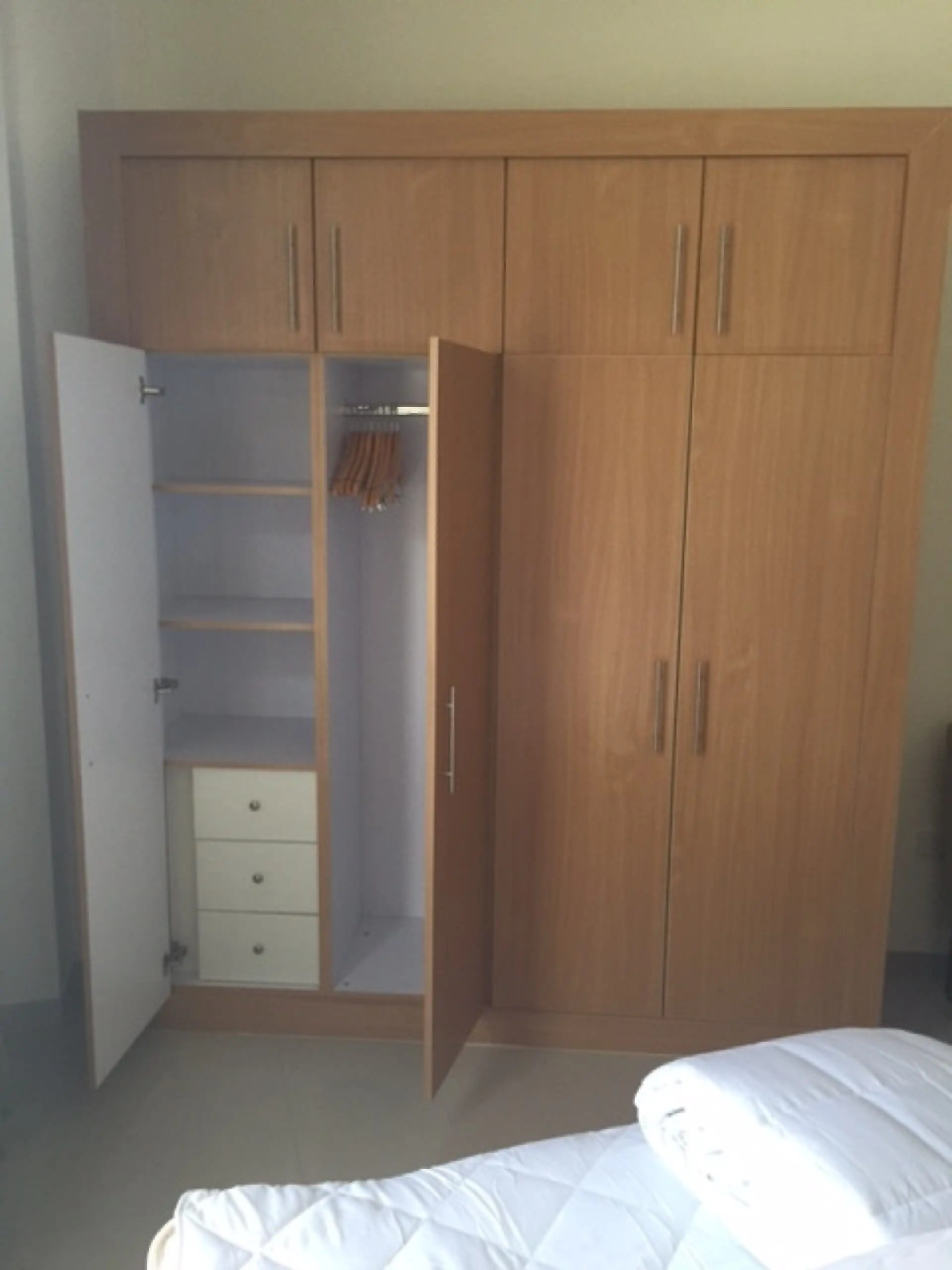 shelve-1590746988517 Joli studio neuf, bien agencé et entièrement meublé près du Mall of Emirates – Appartement Dubai (3/10)