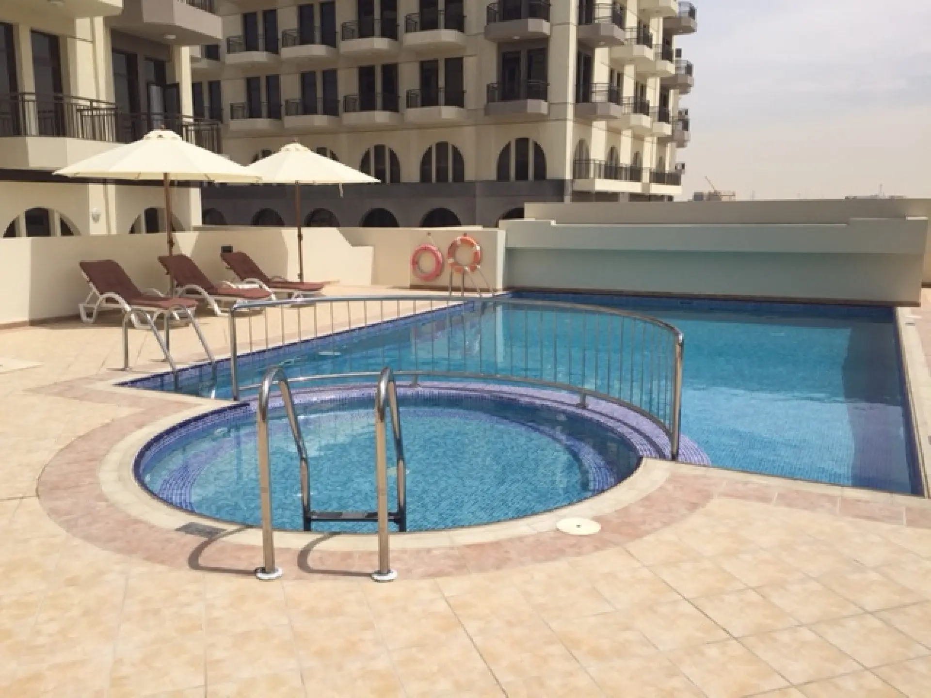 swimmingpool-1590746986517 Joli studio neuf, bien agencé et entièrement meublé près du Mall of Emirates – Appartement Dubai (2/10)