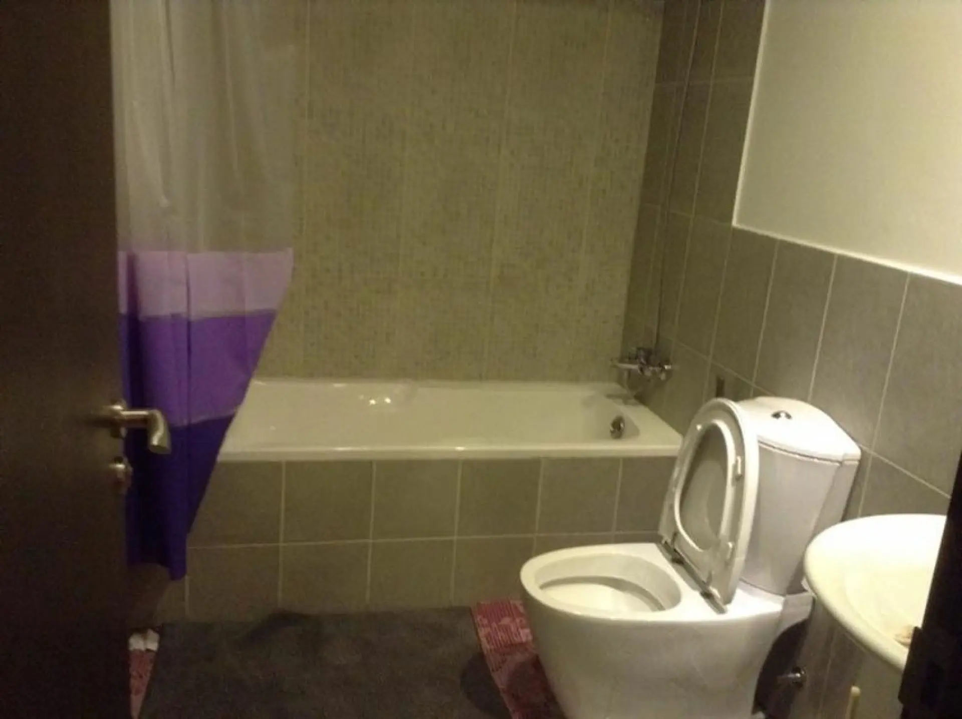 bathroom-1591160244541 Trés joli appartement 2 pièces entièrement meublé – Appartement Dubai (5/7)