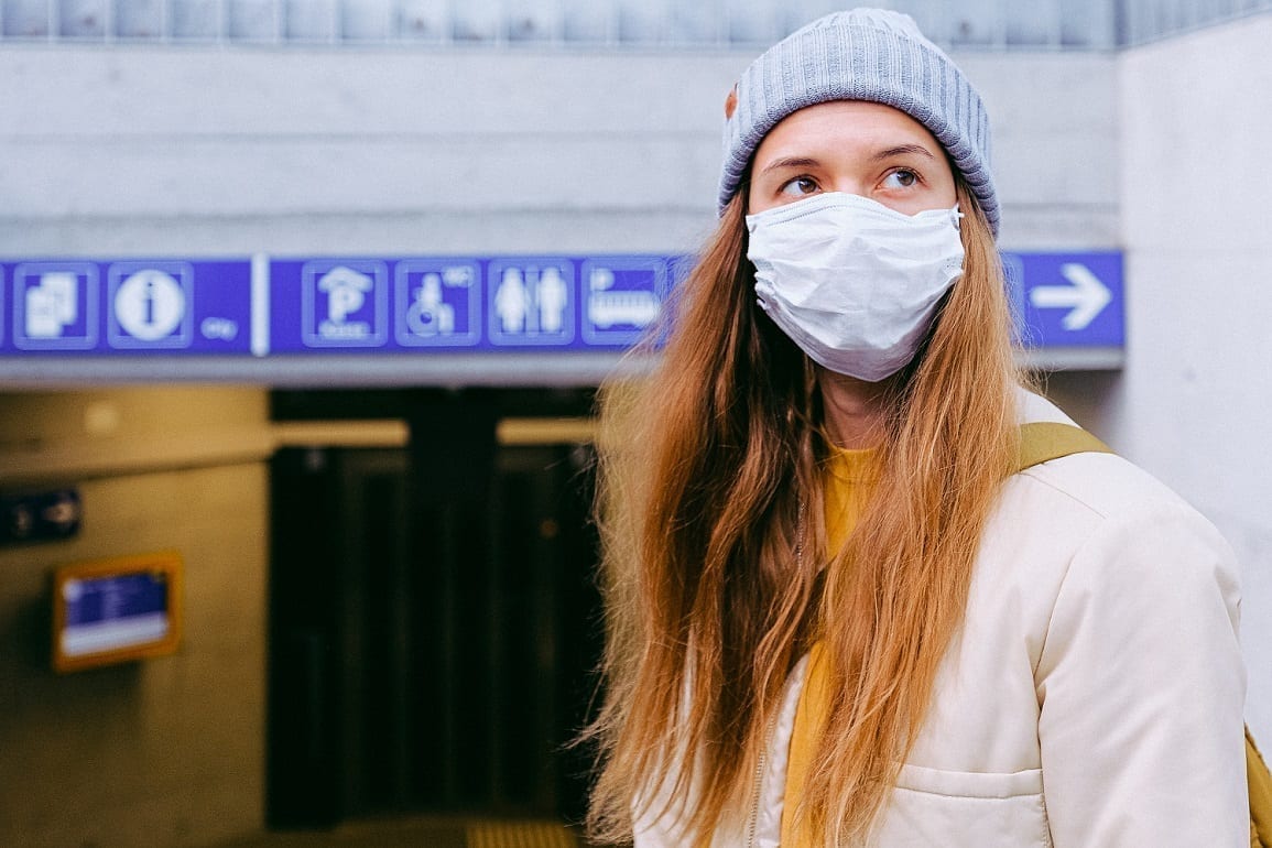 Les Dernières Règles Pour Les Résidents Des Émirats Arabes Unis Pour Retourner à Dubaï 1 - Dubai Immobilier woman in face mask 3962214 - Immobilier Dubai