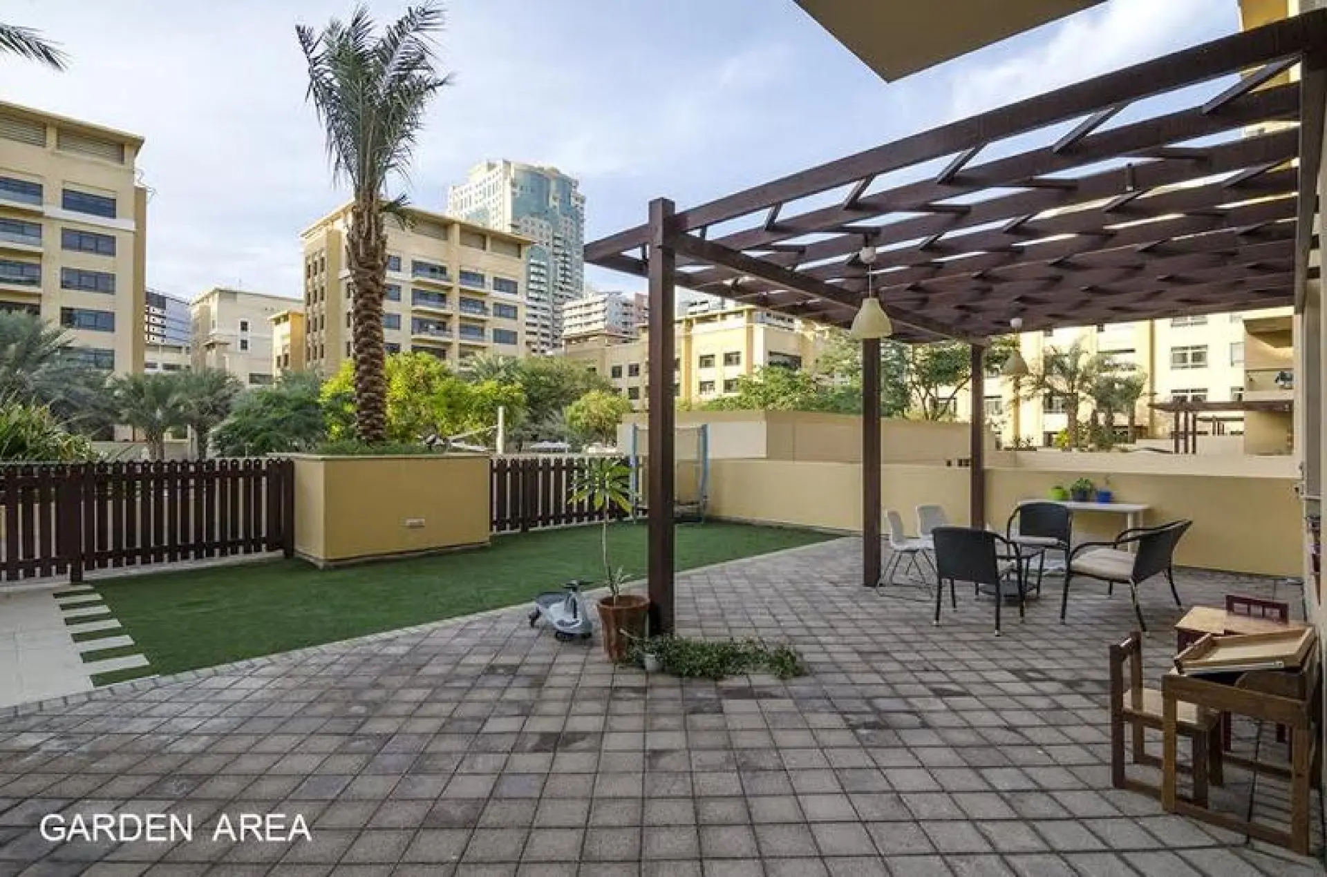 alj44-1590742583121 3 ch + bureau + cour intérieur – Appartement Dubai (5/9)