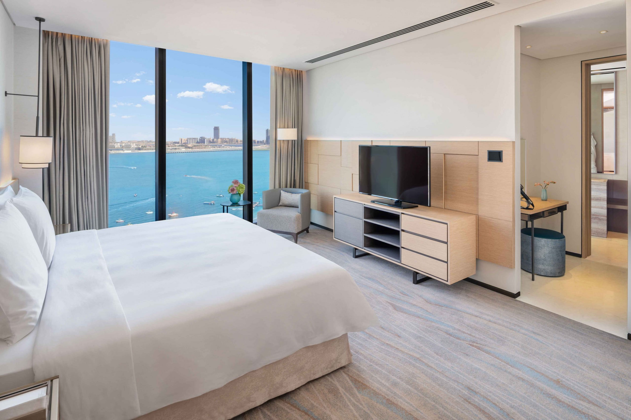 Deluxe 1 BR Suite Bedroom Sea Facing 5 scaled - Immobilier Dubai