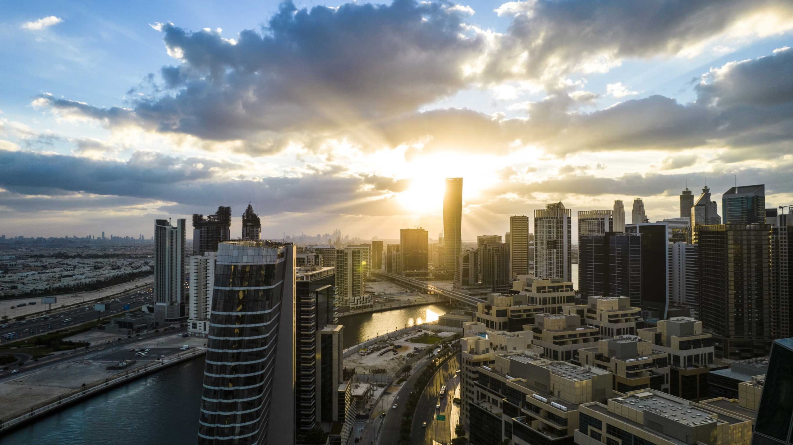 DVT canal city views sunset scaled - Immobilier Dubai