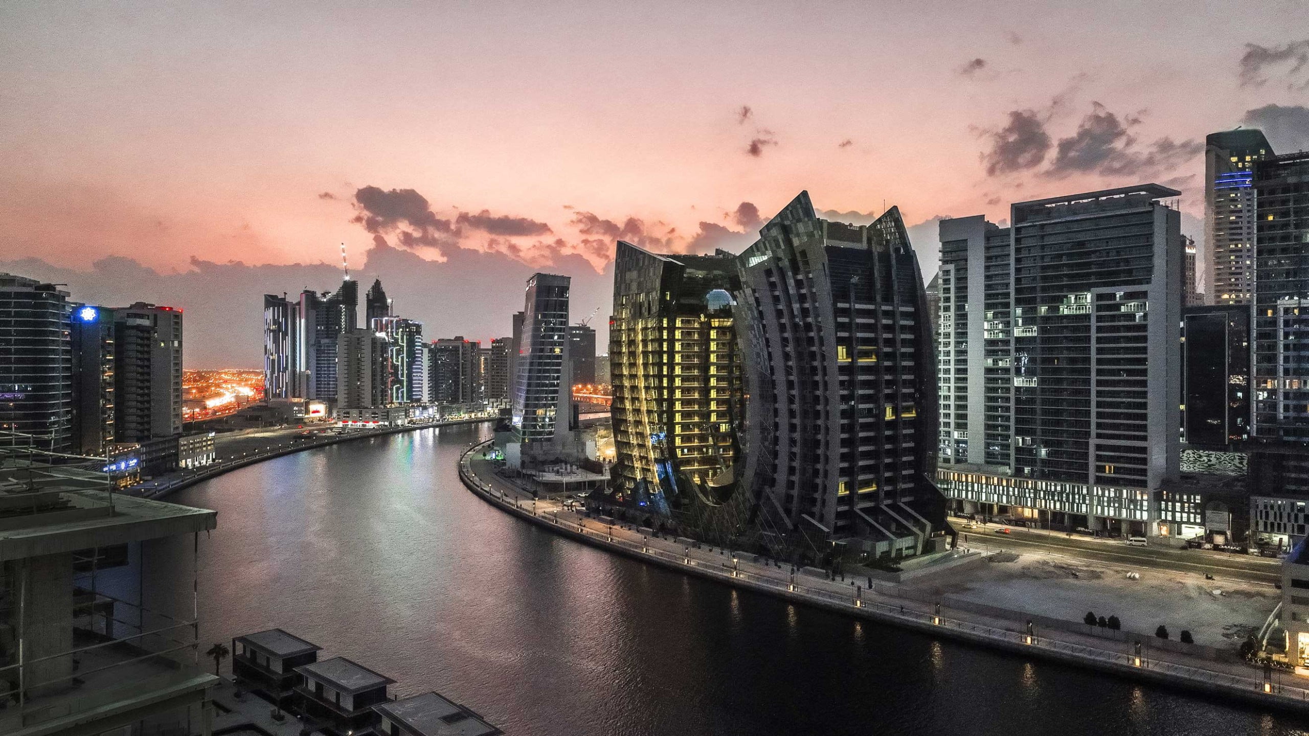 DVT night wide scaled - Immobilier Dubai