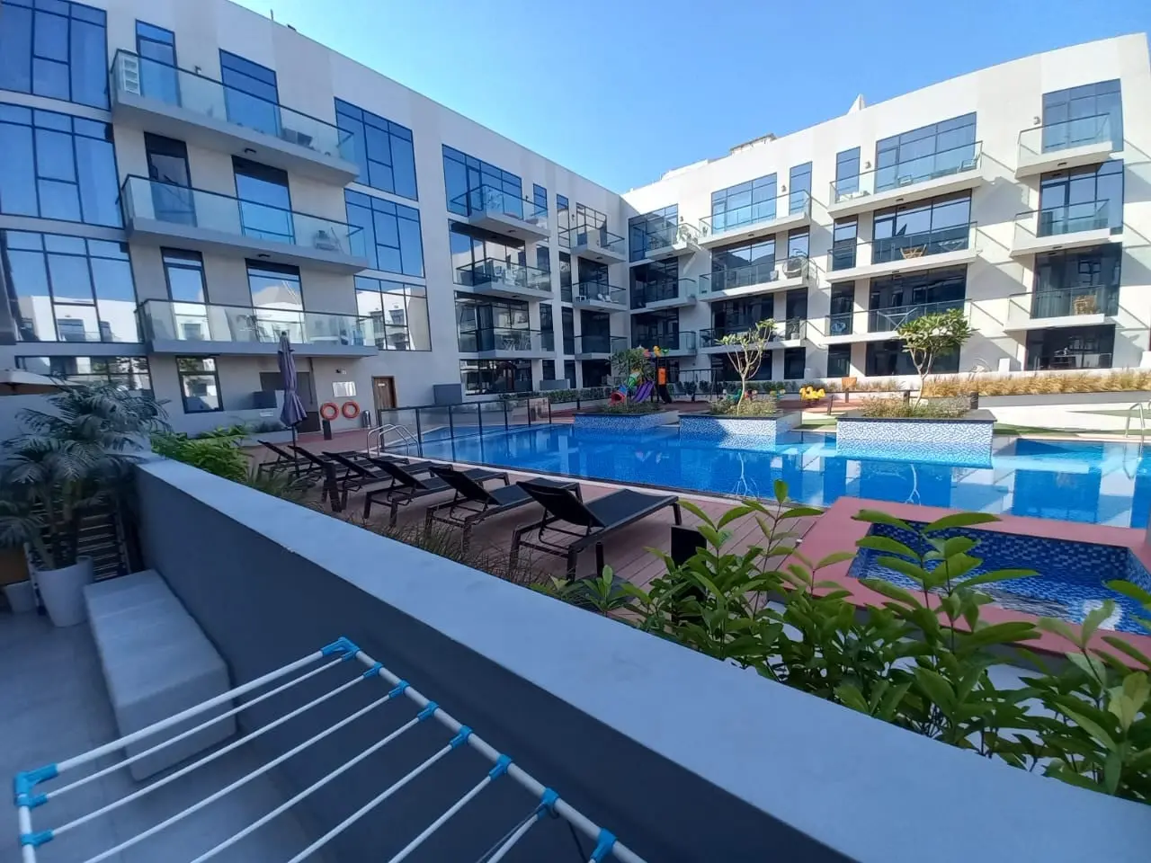 Vue sur la piscine | Spacieux | Meublé 1 BHK à louer – Appartement Dubai (1/11)