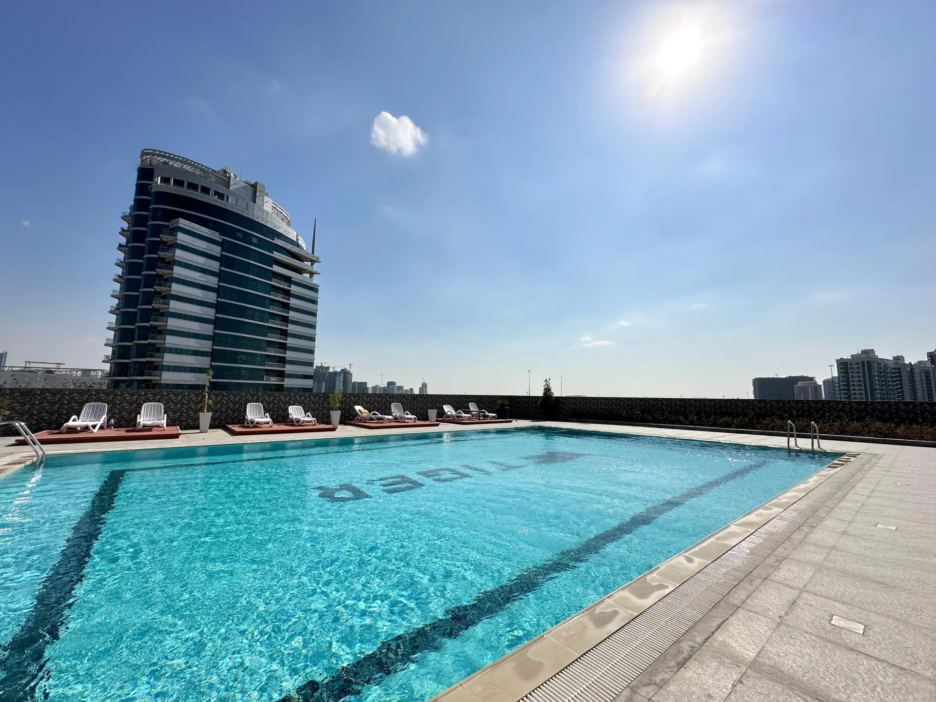 PREMIUM | MEUBLÉ ET LOUÉ | SANS BALCON – Appartement Dubai (9/11)