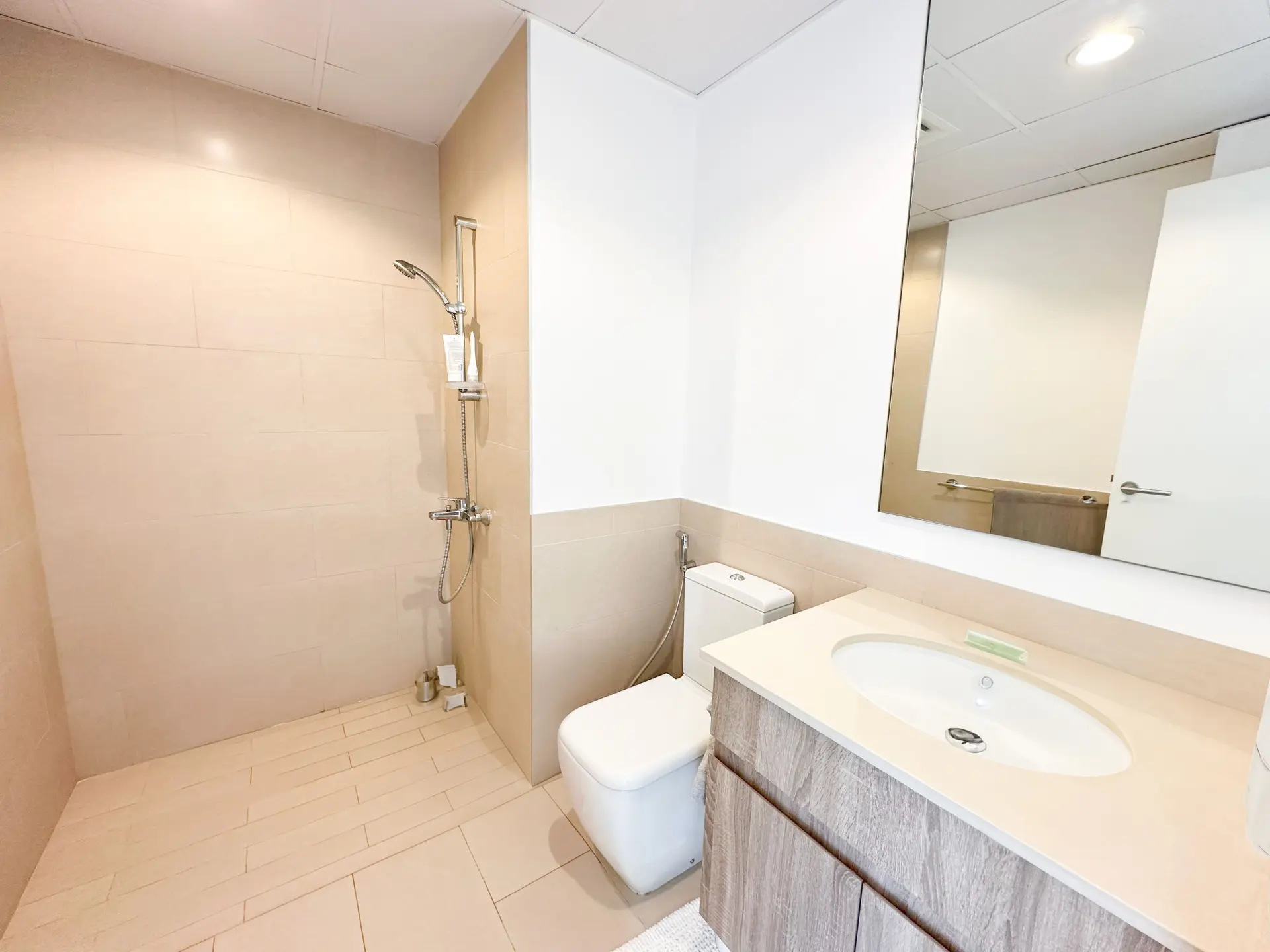 57407-IMG_5323 Belle vue sur la piscine | Tout neuf | Classe affaires – Appartement Dubai (7/18)