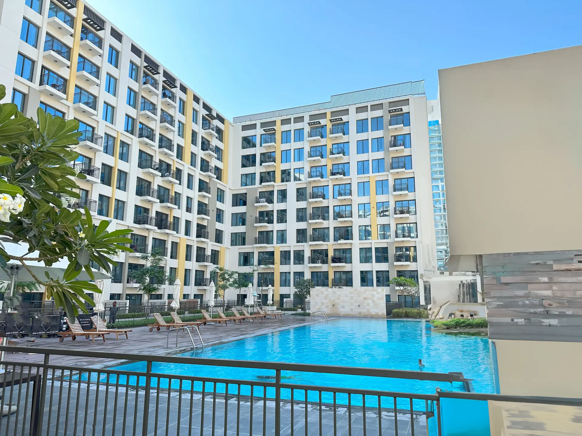 57409-IMG_5344 Belle vue sur la piscine | Tout neuf | Classe affaires – Appartement Dubai (9/18)