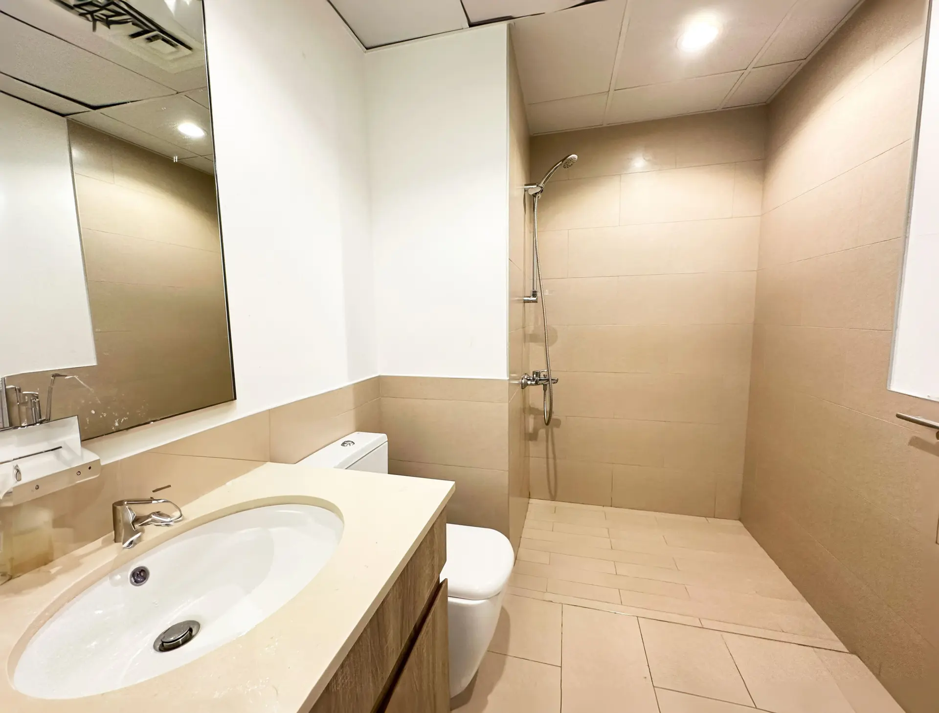 58075-IMG_5338 Belle vue sur la piscine | Tout neuf | Classe affaires – Appartement Dubai (5/17)