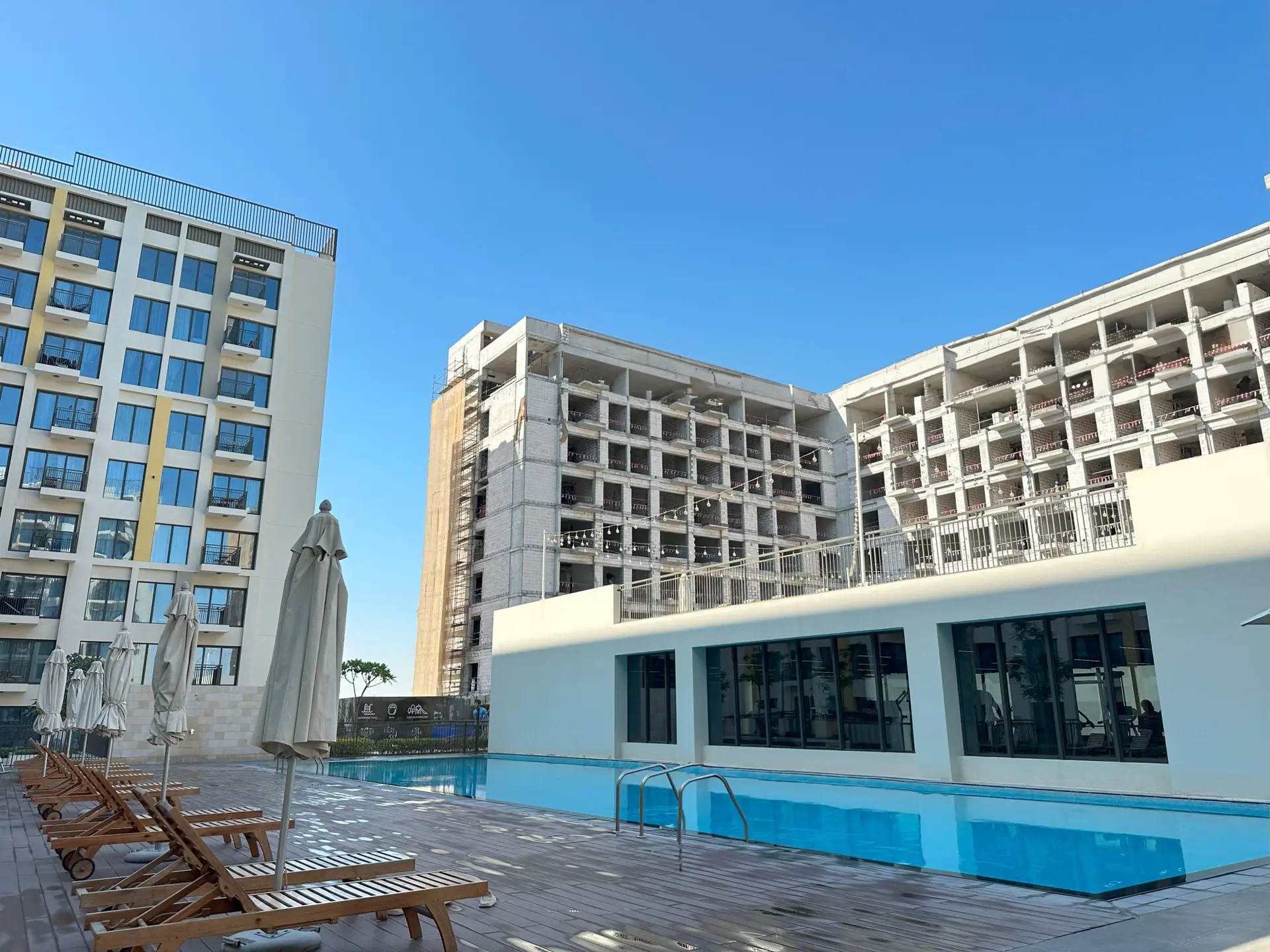 58076-IMG_5343 Belle vue sur la piscine | Tout neuf | Classe affaires – Appartement Dubai (14/17)