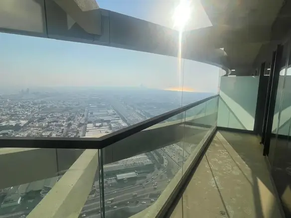 Vue sur la Skyline et le Burj Al Arab depuis un étage élevé – Appartement Dubai (1/9)