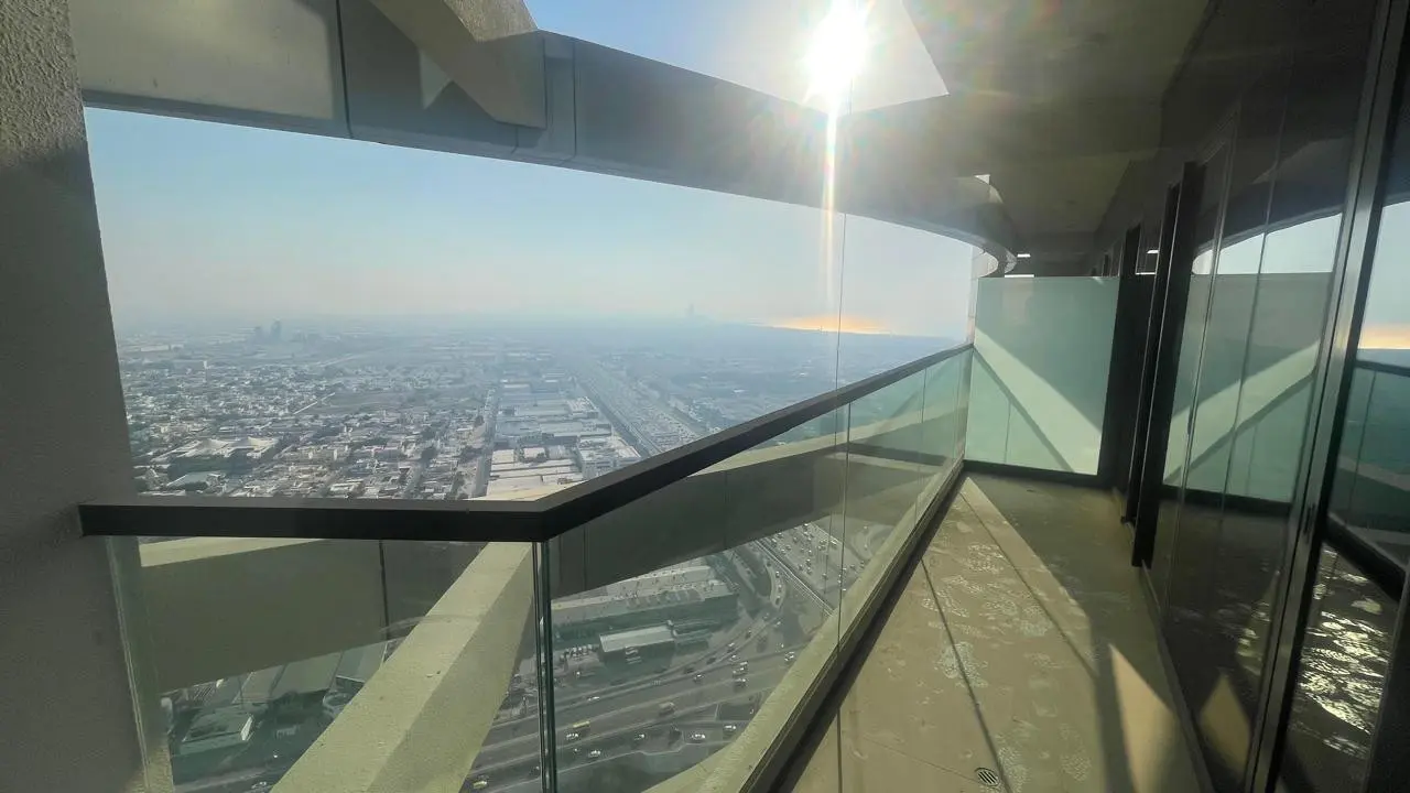 Vue sur la Skyline et le Burj Al Arab depuis un étage élevé – Appartement Dubai (1/9)