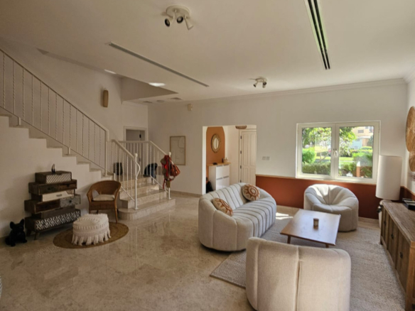 Entièrement meublée et VOT | Rénovée | 5 chambres + chambre de service + piscine | Vue sur le parc Villa Dubai 20 - Dubai Immobilier 75258 IMG 20241108 WA0005 - Immobilier Dubai