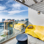 DERNIER ÉTAGE EN COIN | VUE SUR LE CANAL ET LA PISCINE | MEUBLÉ Appartement Dubai 9 - Dubai Immobilier 80417 IMG 20241213 WA0022 - Immobilier Dubai