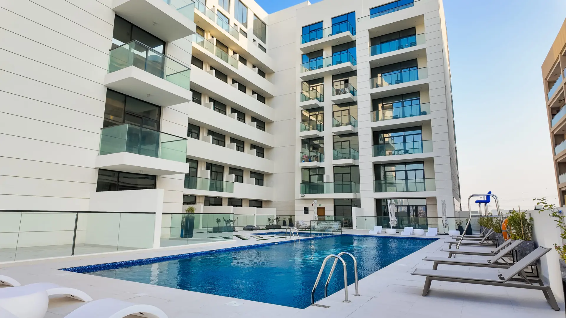 85457-DJI_20250130170356_0466_D MEILLEUR AGENCEMENT | MEUBLÉ ET VOT | VUE COMMUNAUTAIRE – Appartement Dubai (21/30)