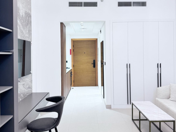 STUDIO MÉTICULEUSEMENT CONÇU | ÉTAGE ÉLEVÉ | MEUBLÉ Appartement Dubai 6 - Dubai Immobilier 86572 IMG 20250222 WA0044 - Immobilier Dubai