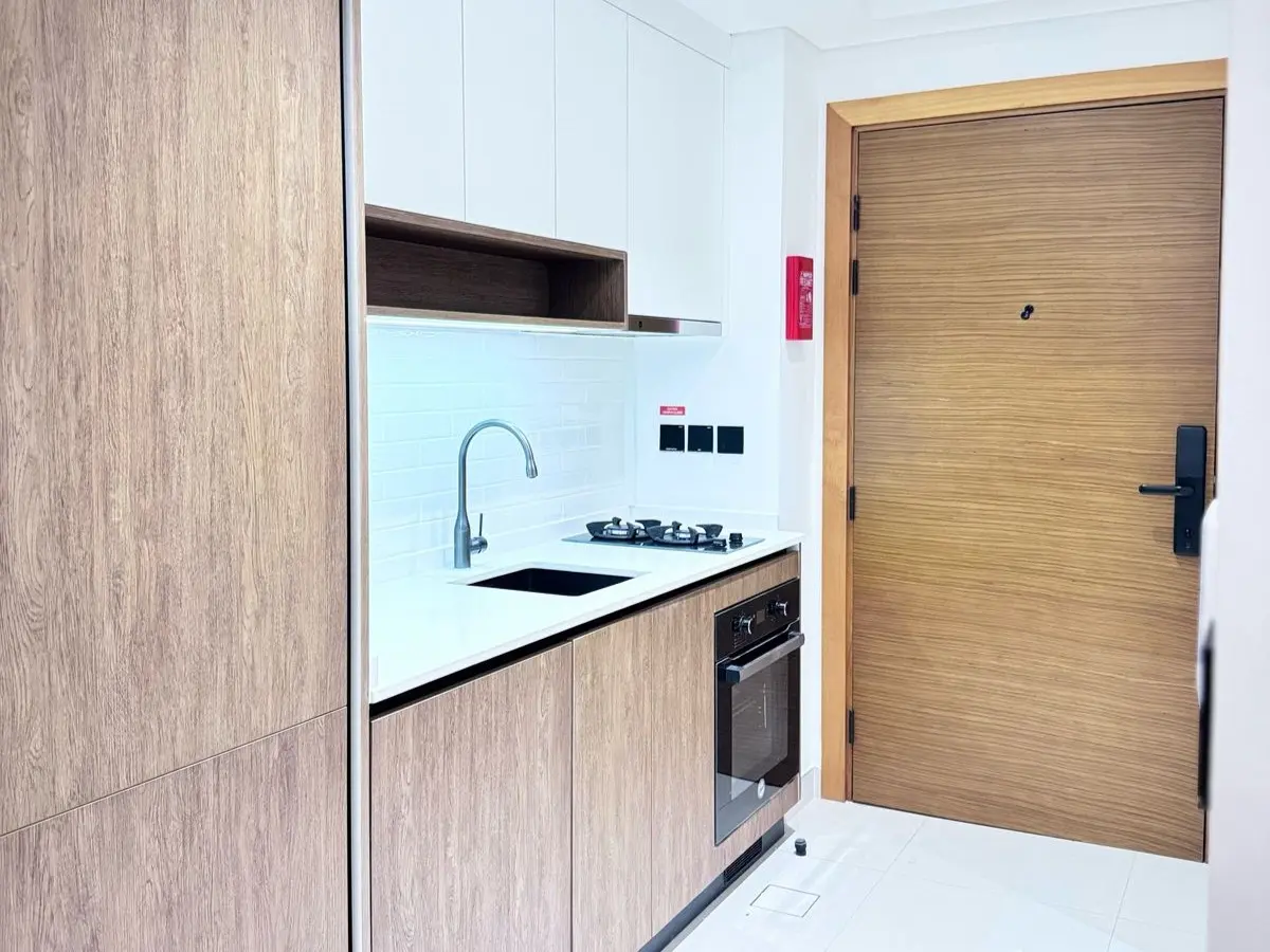 86573-IMG-20250222-WA0045 STUDIO MÉTICULEUSEMENT CONÇU | ÉTAGE ÉLEVÉ | MEUBLÉ – Appartement Dubai (7/21)