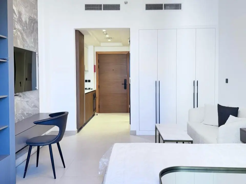 86576-IMG-20250222-WA0040 STUDIO MÉTICULEUSEMENT CONÇU | ÉTAGE ÉLEVÉ | MEUBLÉ – Appartement Dubai (3/21)
