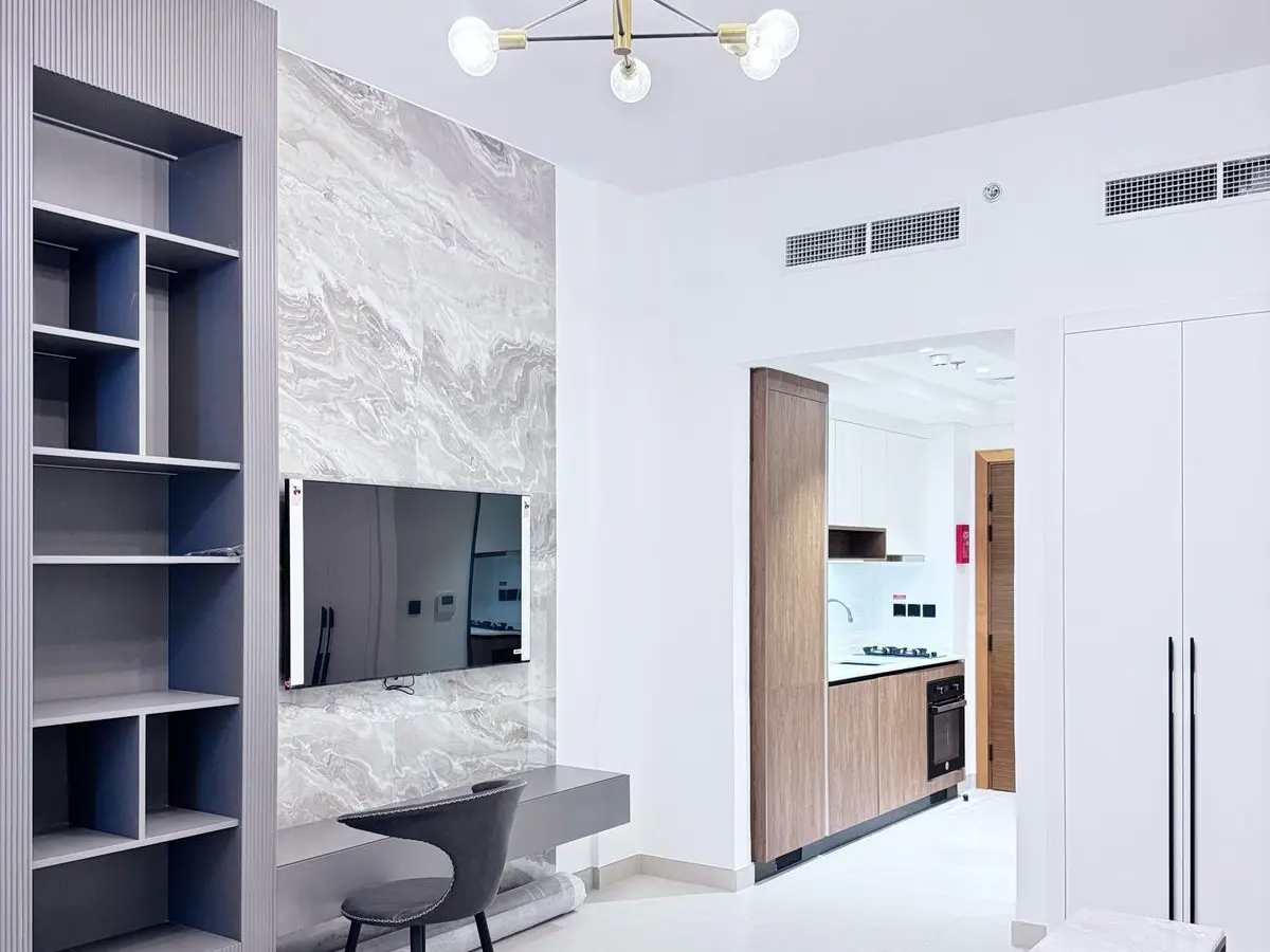 86579-IMG-20250222-WA0051 STUDIO MÉTICULEUSEMENT CONÇU | ÉTAGE ÉLEVÉ | MEUBLÉ – Appartement Dubai (2/21)