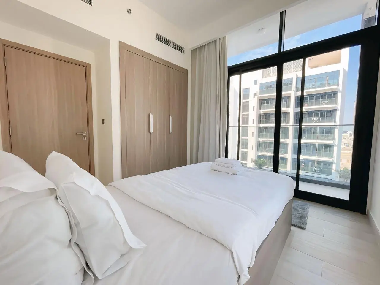 93812-WhatsApp-Image-2025-06-04-at-17.06.06-1 APPARTEMENT D'ANGLE MEUBLÉ | VUE PISCINE | SANS FRAIS DE CLIMATISATION – Appartement Dubai (10/21)